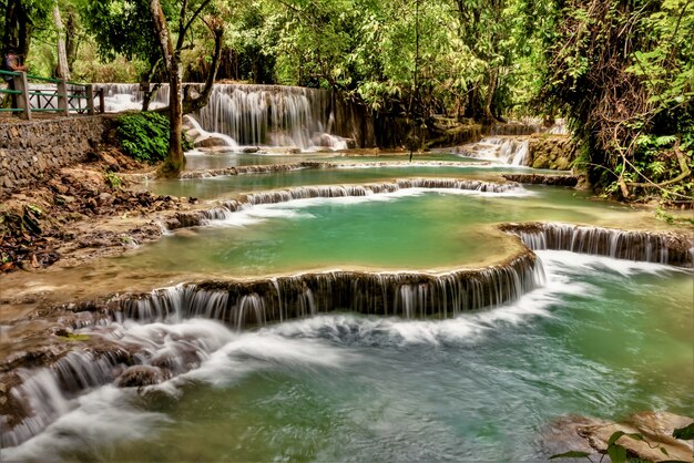 Prachtig shot van de Kuang Si Falls in Ban, Laos