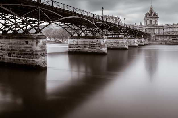 Prachtig shot van de pont des arts en institute de france in parijs, frankrijk