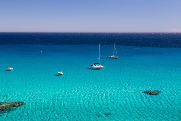 Prachtig shot van een blauwe oceaan in Saint-Tropez