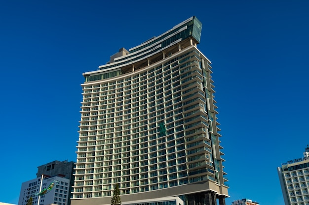 Prachtig shot van een gebouw onder een blauwe hemel in Nha Trang