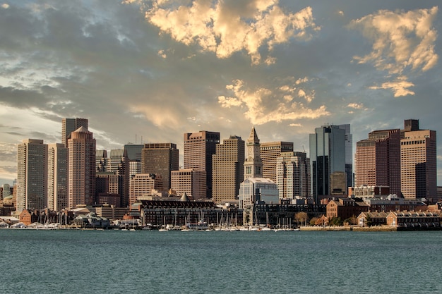 Prachtig shot van LoPresti Park in Boston, de VS onder een bewolkte hemel bij zonsondergang