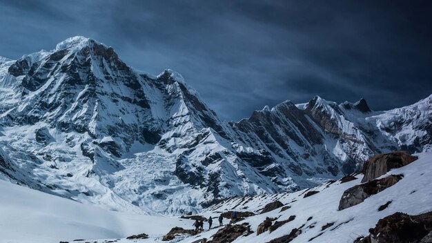 Prachtig uitzicht op de bergen bedekt met sneeuw in Annapurna Conservation Area, Chhusang, Nepal