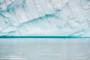 Gratis foto prachtig uitzicht op de enorme ijsberg in disko bay, groenland