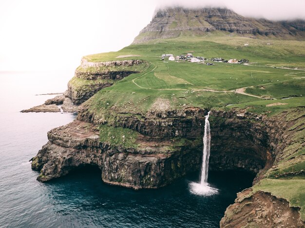 Prachtig uitzicht op de Gasadalur-waterval en de Faeröer in Denemarken