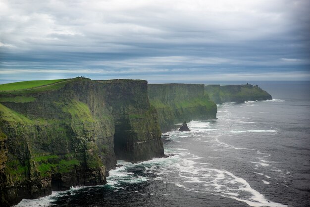 Prachtig uitzicht op de kliffen van Moher in Ierland op een sombere dag