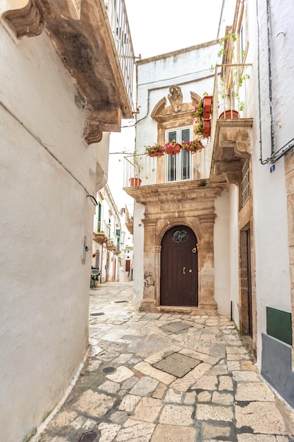 Prachtig uitzicht op de lege straten van de oude stad Martina Franca met prachtige witgekalkte huizen. Prachtige dag in een toeristische stad, Apulië, Italië.