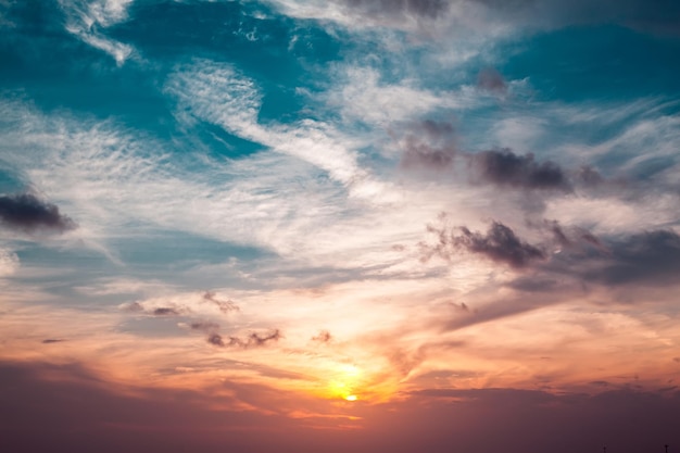 Gratis foto prachtig uitzicht op de lucht bij zonsondergang op het strand