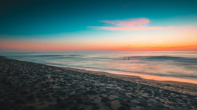 Prachtig uitzicht op de oceaan bij zonsondergang gevangen in Zeeland, Nederland