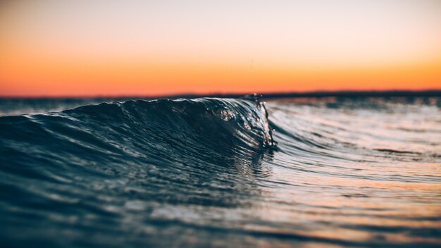 Prachtig uitzicht op de oceaan onder de kleurrijke hemel gevangen bij zonsondergang in Andalusië, Spanje