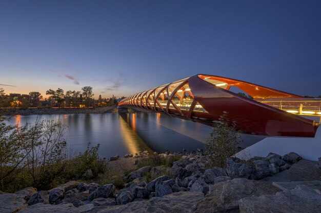 Prachtig uitzicht op de Peace Bridge over de rivier vastgelegd in Calgary, Canada