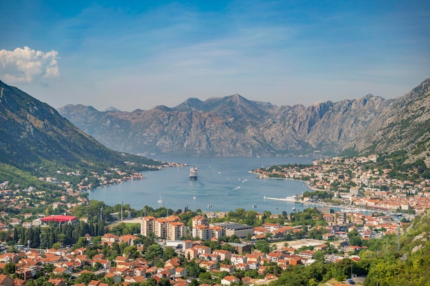 Prachtig uitzicht op de stad kotor en het aangemeerde cruiseschip in de haven montenegro Premium Foto