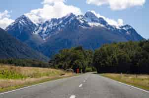 Gratis foto prachtig uitzicht op de weg die leidt naar de milford sound in nieuw-zeeland