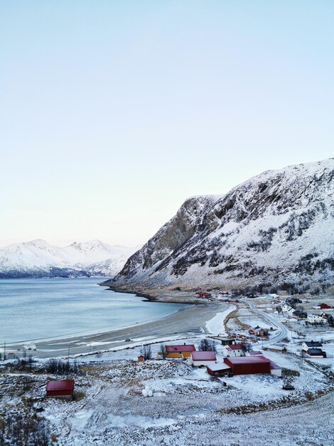 Prachtig uitzicht op een bergachtig winterlandschap in Grotfjord op het eiland Kvaloya, Noorwegen