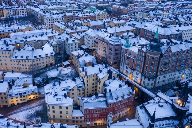 Prachtig uitzicht op een besneeuwd stadsbeeld tijdens een vroege ochtend