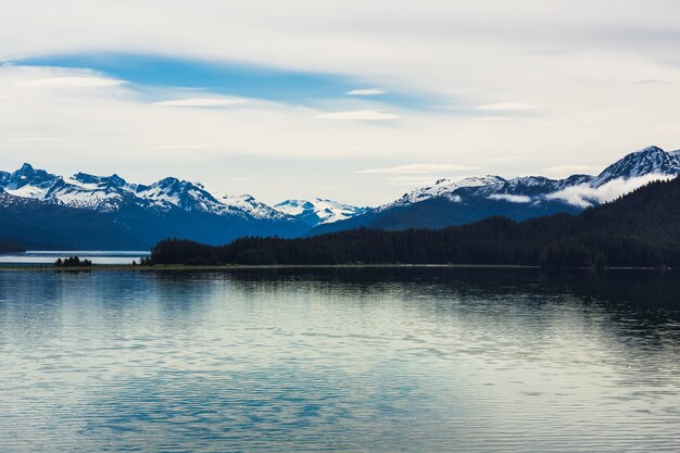 Prachtig uitzicht op een gletsjer in een meer omgeven door bergen in Alaska