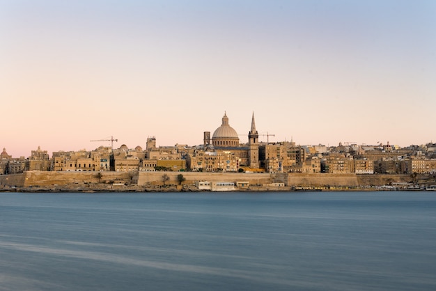 Prachtig uitzicht op een kerk aan de oceaan gevangen in Malta