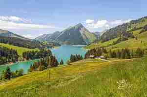 Gratis foto prachtig uitzicht op een meer omgeven door bergen in longrin meer en dam zwitserland, swissalps