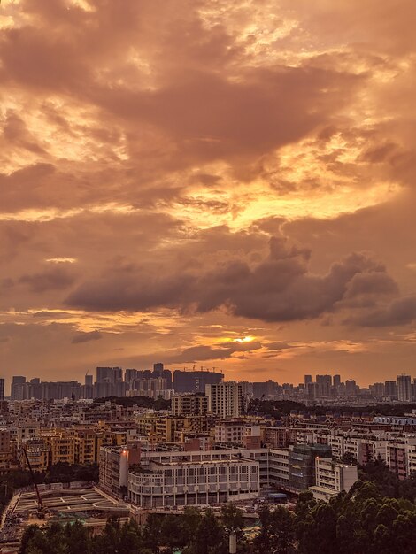 Prachtig uitzicht op een moderne en drukke stad met de lucht en de wolken tijdens zonsopgang