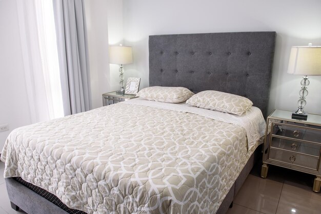 Prachtig uitzicht op een moderne slaapkamer in witte kleuren