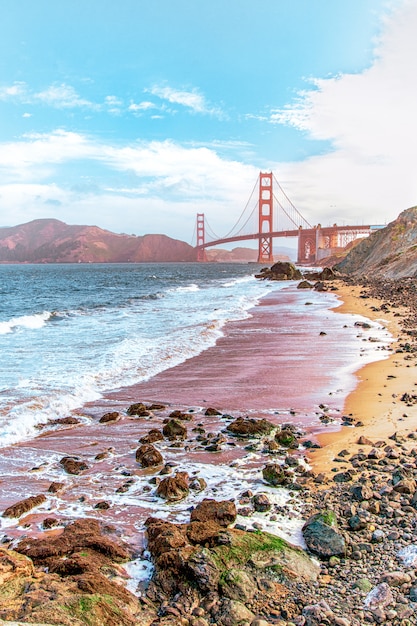Prachtig uitzicht op een strand in San Francisco met de Baker Bridge zichtbaar