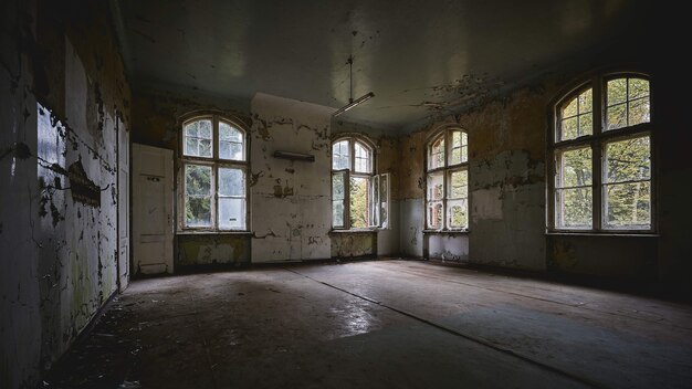 Prachtig uitzicht op het interieur van een oud verlaten gebouw