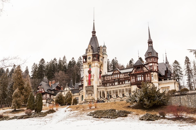 Prachtig uitzicht op het kasteel van Peles in Sinaia, Roemenië. Middeleeuws kasteel