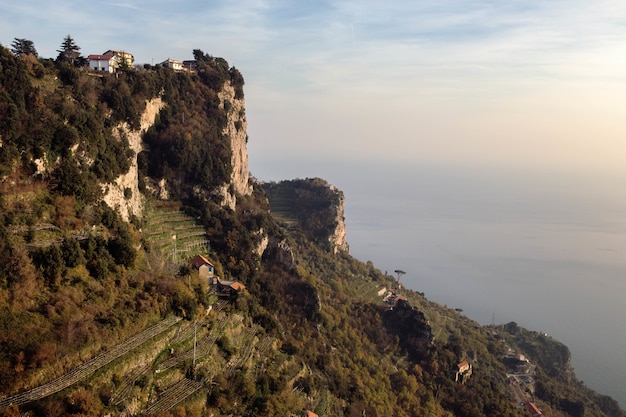 Prachtig uitzicht op het pad van de goden Trailhead in Pianillo, Italië