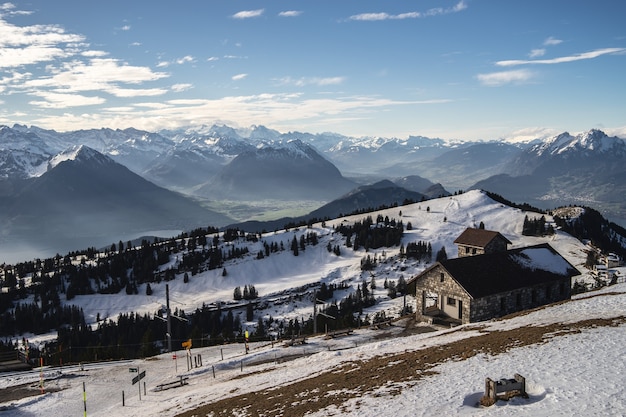 Gratis foto prachtig uitzicht op het rigi-gebergte op een zonnige winterdag met bakstenen gebouwen