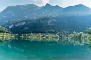 Gratis foto prachtig uitzicht op het rustige meer van tenno, gelegen in trentino, italië bij daglicht