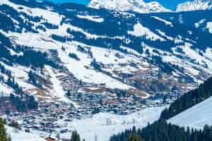 Gratis foto prachtig uitzicht op het skigebied saalbach in de winter