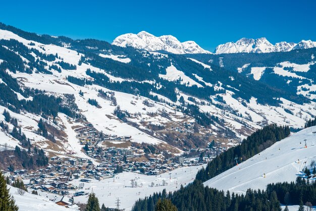 Prachtig uitzicht op het skigebied Saalbach in de winter