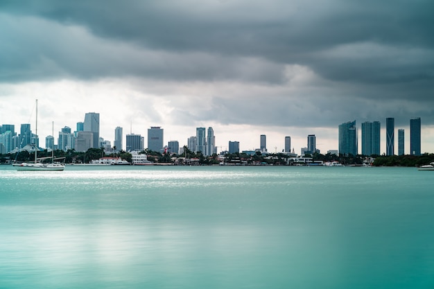 Prachtig uitzicht op hoge gebouwen en boten in South Beach, Miami, Florida