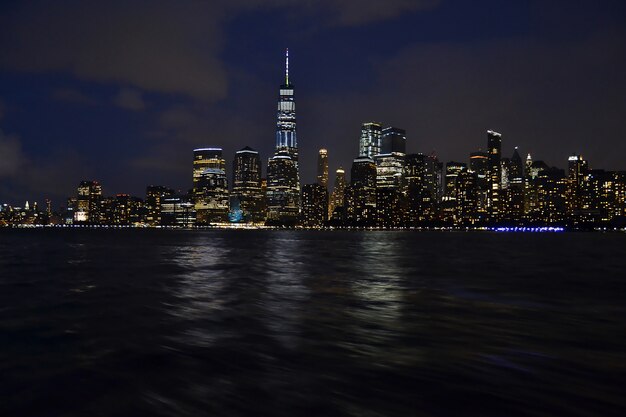 Prachtig uitzicht op Liberty State Park Jersey in de VS met een donkerblauwe lucht tijdens de nacht