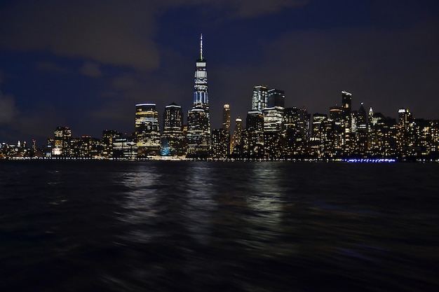 Prachtig uitzicht op Liberty State Park Jersey in de VS met een donkerblauwe lucht tijdens de nacht