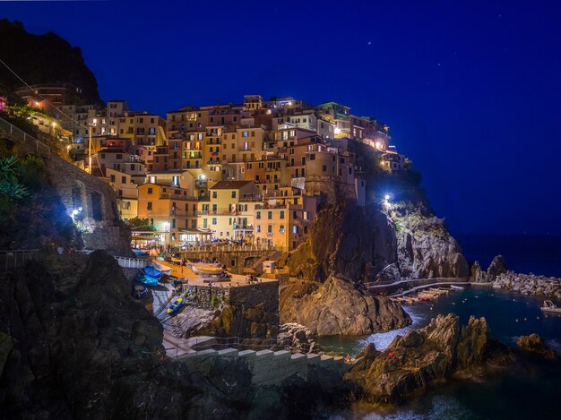 Prachtig uitzicht op lichten in Manarola stad Cinque Terre Italië