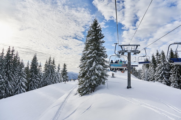 Gratis foto prachtig uitzicht op skigebied met skiliften en skiërs