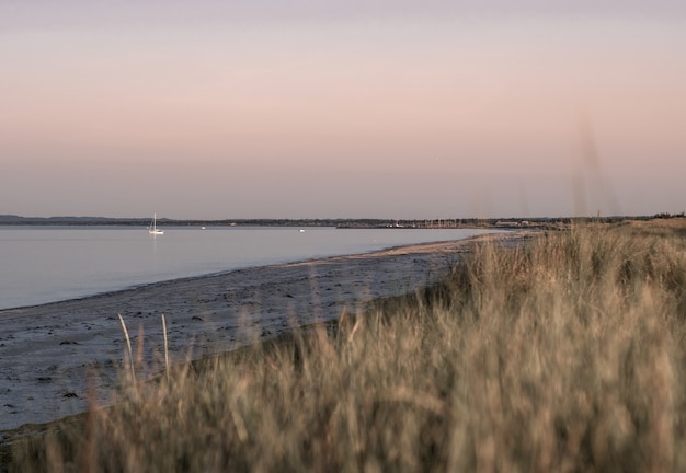 Prachtig uitzicht op strandheuvel op prachtige zonsondergang achtergrond