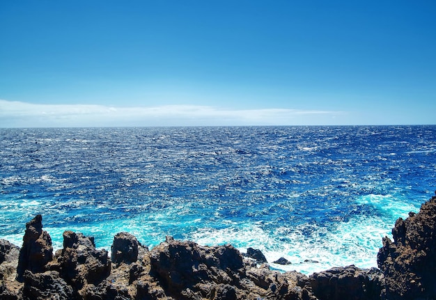 prachtig uitzicht vanaf de klif van berg naar de oceaan met blauwe lucht en wolken