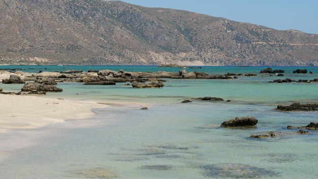 Prachtig uitzicht vanaf een strand op Kreta, Griekenland op een zonnige dag