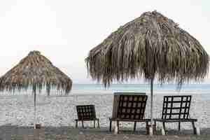 Gratis foto prachtig zee landschap met strandstoelen