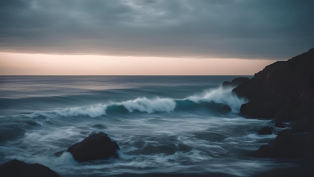 Gratis foto prachtig zeegezicht met stormachtige golven bij zonsondergang lange blootstelling