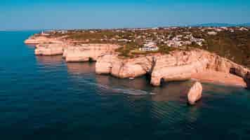 Gratis foto prachtige atlantische stranden en kliffen van de algarve, portugal op een zonnige zomerdag