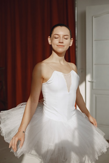 Prachtige balletdanseres. Ballerina in spitzen. Meisje in een balletstudio.