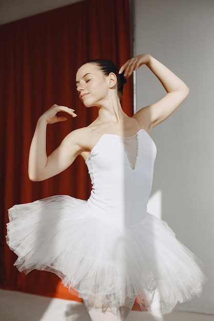 Prachtige balletdanseres. ballerina in spitzen. meisje in een balletstudio.