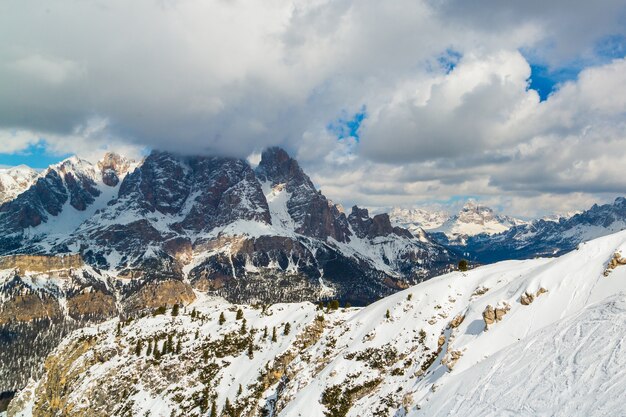 Prachtige bergen in de Alpen onder de bewolkte hemel - geweldig voor wallpapers