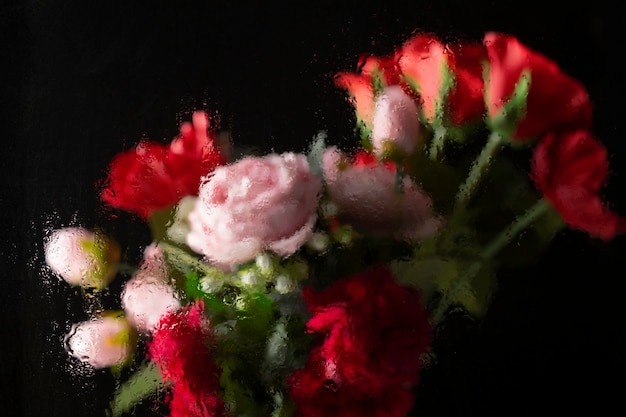 Prachtige bloemen gezien achter vochtglas