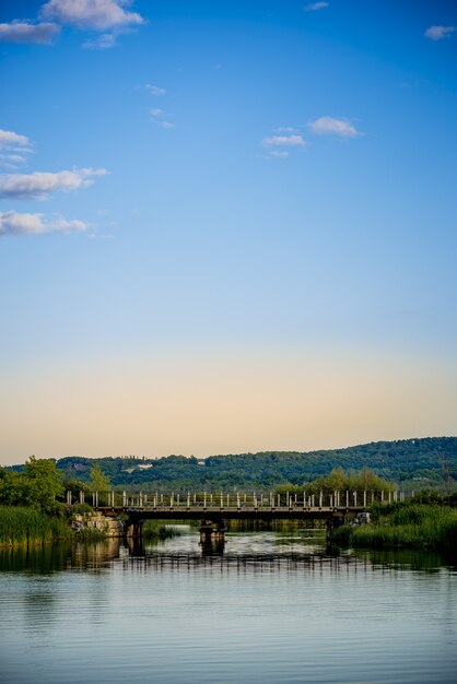 Prachtige brug in een meer en de heldere, rustige hemel