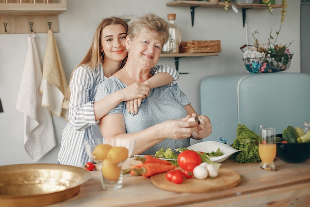 Prachtige familie bereiden eten in een keuken