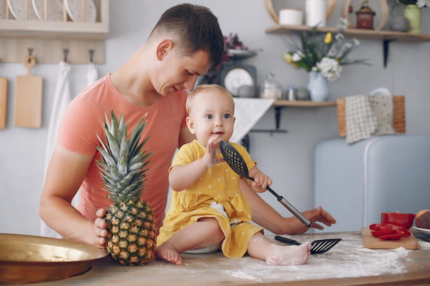 Prachtige familie bereiden eten in een keuken