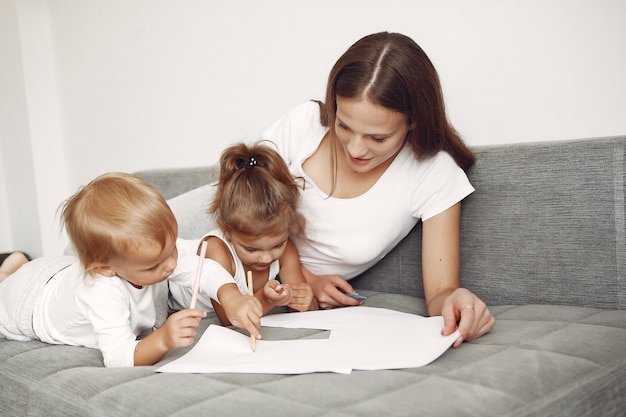 Prachtige familie tijd doorbrengen in een badkamer